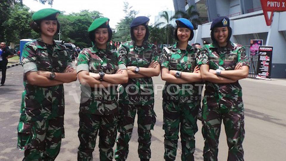 Personel%20keamanan%20wanita%20dari%20TNI%20ikut%20mengamankan%20kawasan%20Stadion%20Utama%20Gelora%20Bung%20Karno%20%28GBK%29%2C%20Minggu%20%2824%2F01%2F16%29.